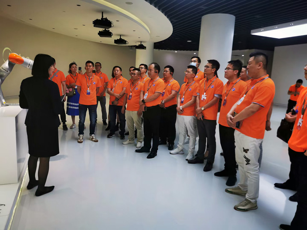 走进名企|省商会青委会组织委员到美的集团总部参观学习 走进名企|省商会青委会组织委员到美的集团总部参观学习