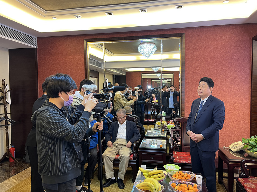 创会会长李贤义、会长许明金为“爱国者治港”投下庄严一票 创会会长李贤义、会长许明金为“爱国者治港”投下庄严一票