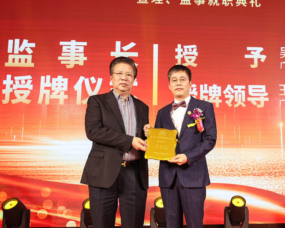 省商会汽摩分会换届,何小明连任会长 省商会汽摩分会换届,何小明连任会长