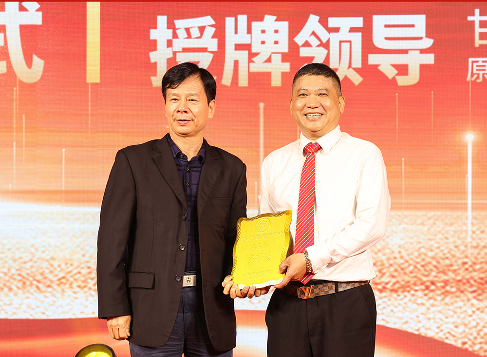 省商会汽摩分会换届,何小明连任会长 省商会汽摩分会换届,何小明连任会长