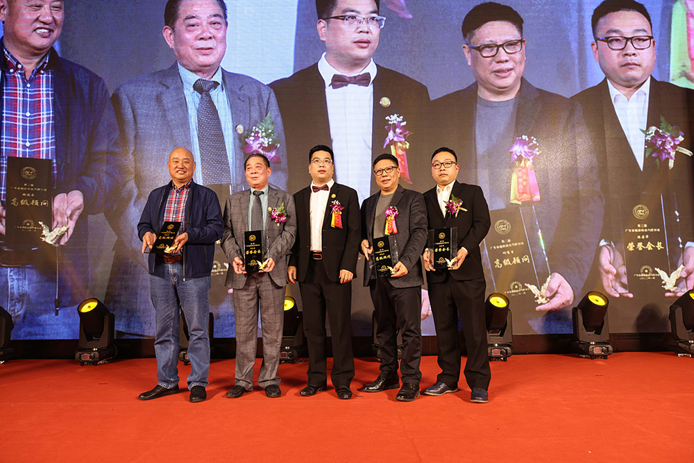 省商会汽摩分会换届,何小明连任会长 省商会汽摩分会换届,何小明连任会长
