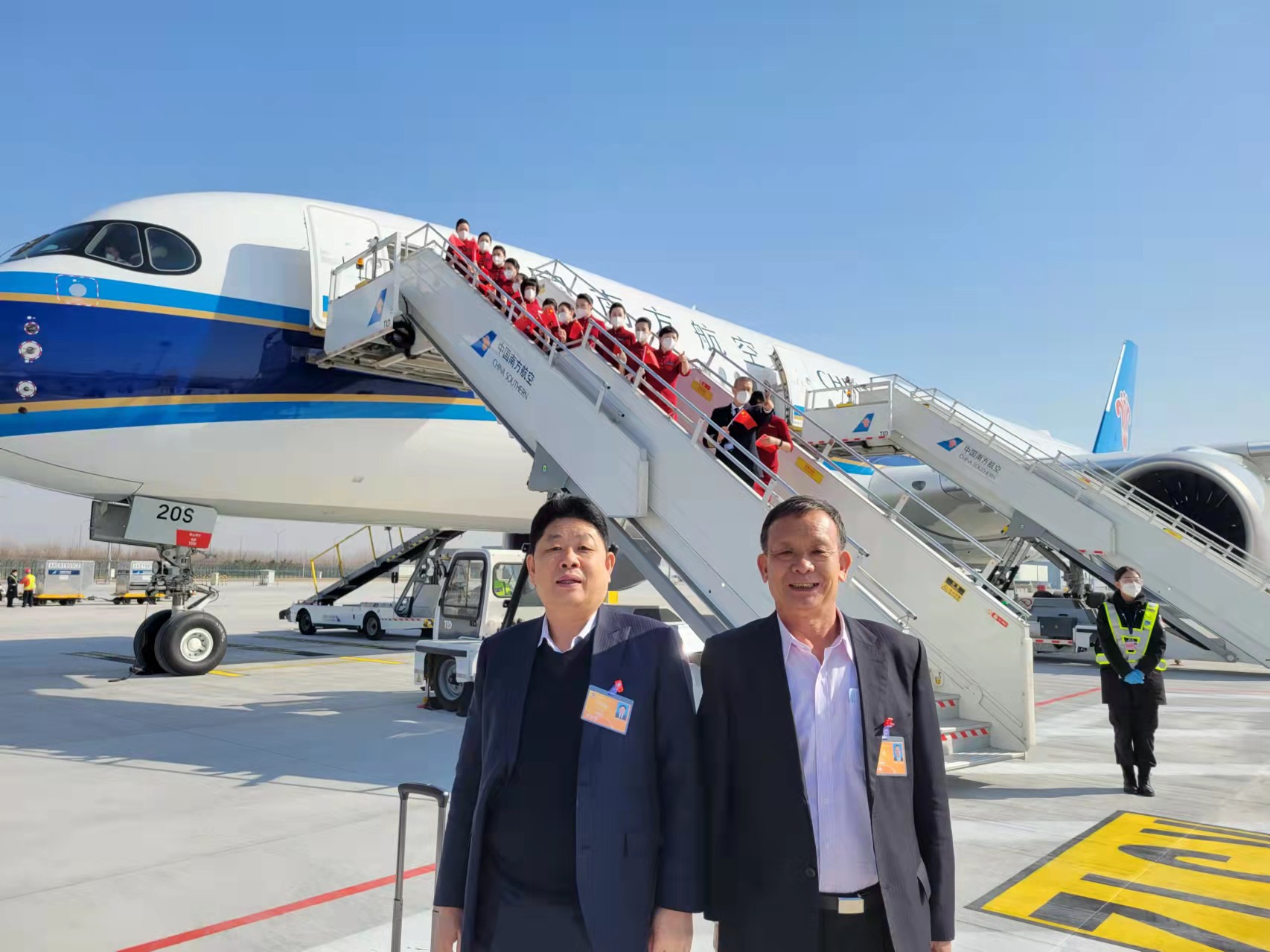 创会会长李贤义和会长许明金抵京参加全国两会 创会会长李贤义和会长许明金抵京参加全国两会