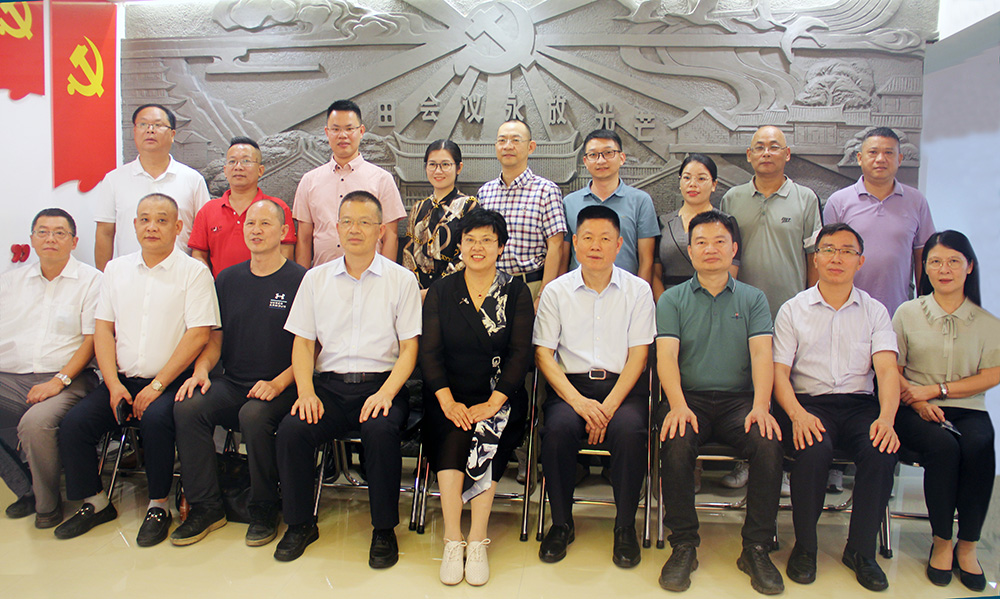 龙岩市政协副主席、市工商联主席郑玉琳一行莅临商会和企业家代表进行座谈交流 龙岩市政协副主席、市工商联主席郑玉琳一行莅临商会和企业家代表进行座谈交流
