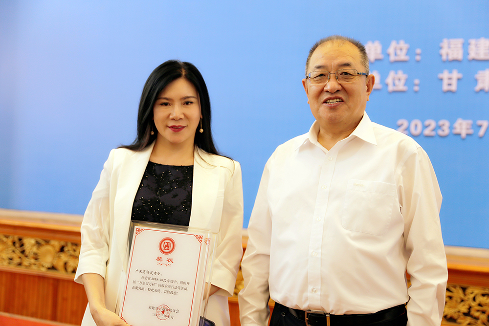 全国福建商会工作座谈会暨闽商回归推进会在兰州召开,执行会长聂静洁代表商会参加会议并发言 全国福建商会工作座谈会暨闽商回归推进会在兰州召开,执行会长聂静洁代表商会参加会议并发言