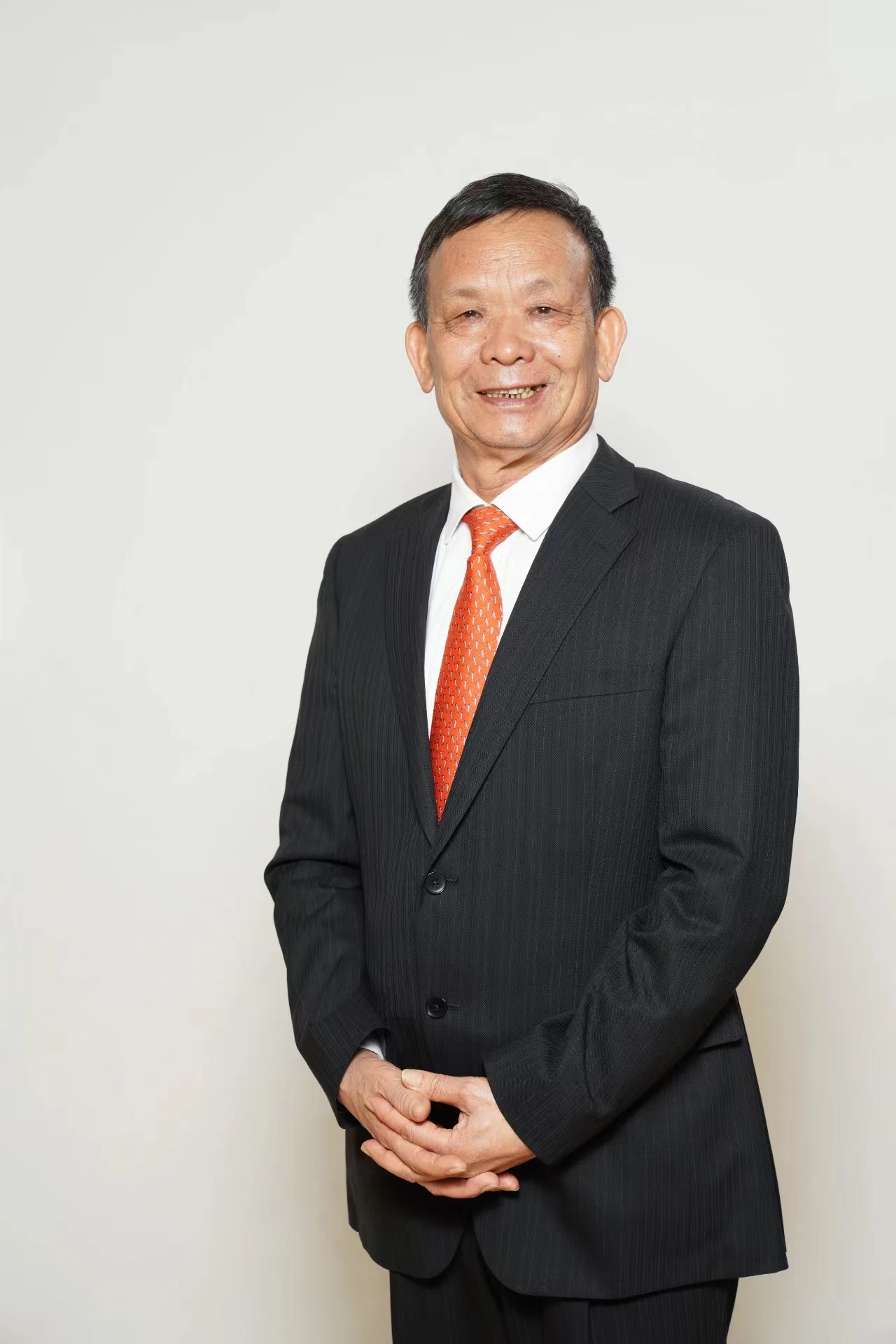 热烈祝贺创会会长李贤义先生荣获“杰出工业家奖” 热烈祝贺创会会长李贤义先生荣获“杰出工业家奖”